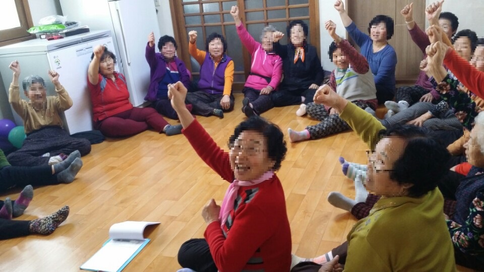 웃음교실 프로그램 사진 2.jpg